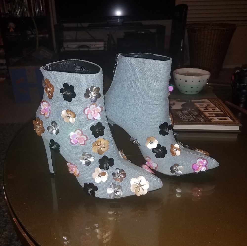 Sequin flowers denim bootie , very Anthropologie - Picture 4 of 8